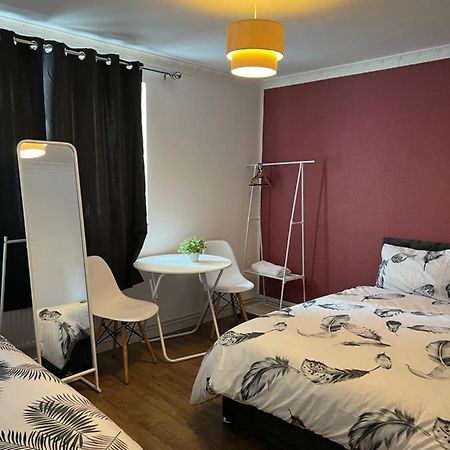 Private Room With Two Beds Near Central Londen Buitenkant foto