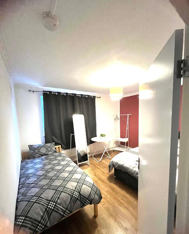 Private Room With Two Beds Near Central Londen Buitenkant foto