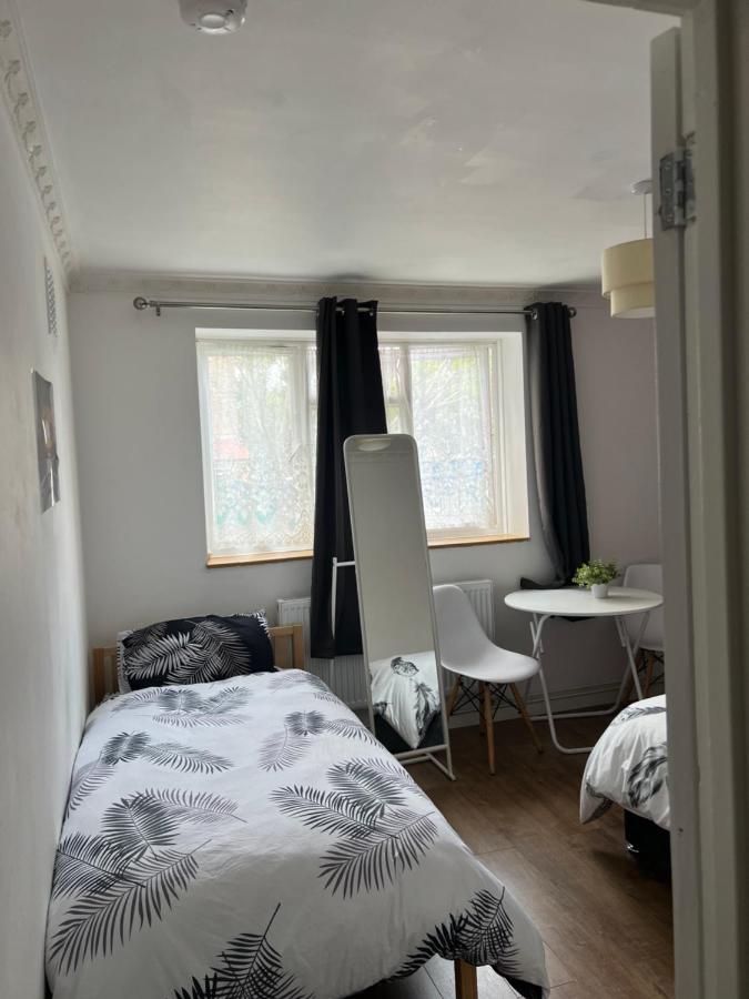 Private Room With Two Beds Near Central Londen Buitenkant foto