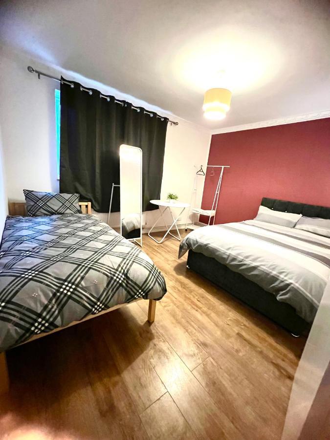 Private Room With Two Beds Near Central Londen Buitenkant foto